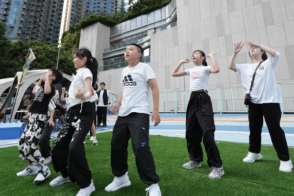 青年人表演跳舞