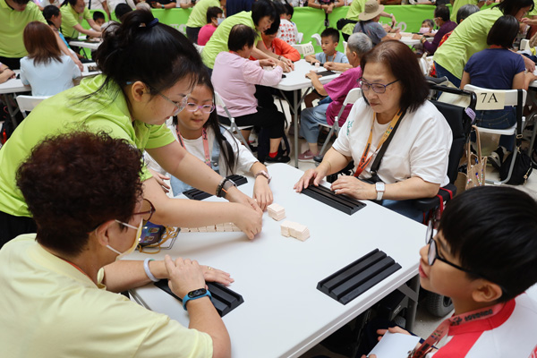 跨代交流桌上遊戲「Rummikub」