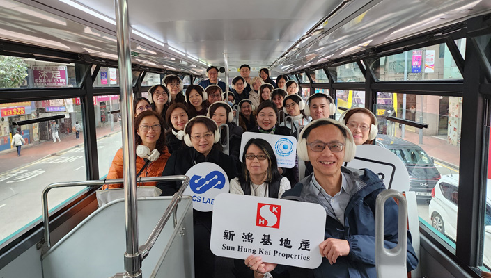 新地員工參與「放空之旅」於電車內合照 新地員工參與「放空之旅」於電車內合照