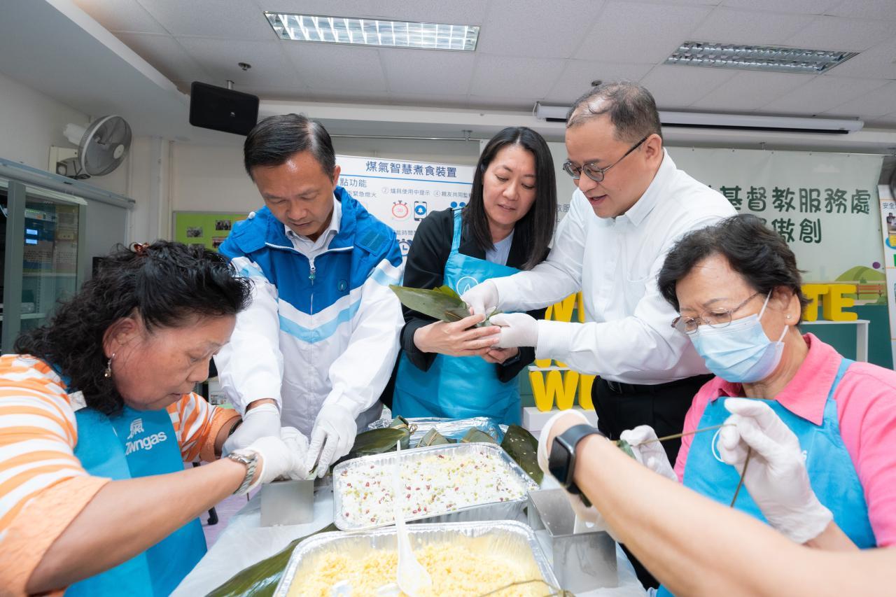  「留港長者」參與包糉比賽，與義工及其他長者互動，感受温馨熱鬧的節日氣氛。