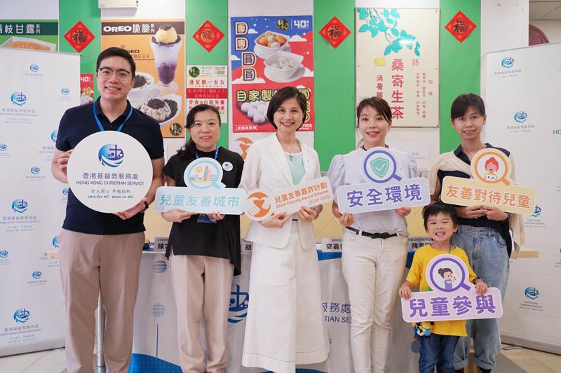  （左起）香港基督教服務處助理經理（公共關係）鄭梓冲、研究及發展中心主任陳志慧、家庭及輔導服務服務總監胡潔婷、綠林甜品負責人麥嘉儀、兒童友善活動參加者陳家靖及陳太