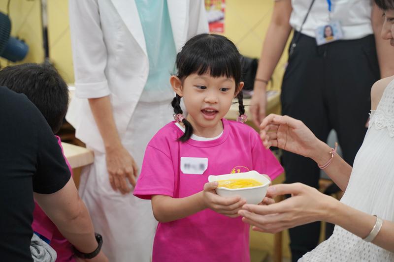  Children became 'little servers' during the child-friendly event organised by HKCS in collaboration with Luk Lam Dessert.