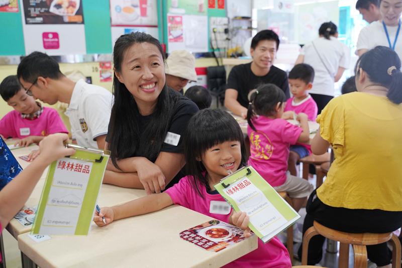  Children became 'little servers' during the child-friendly event organised by HKCS in collaboration with Luk Lam Dessert.
