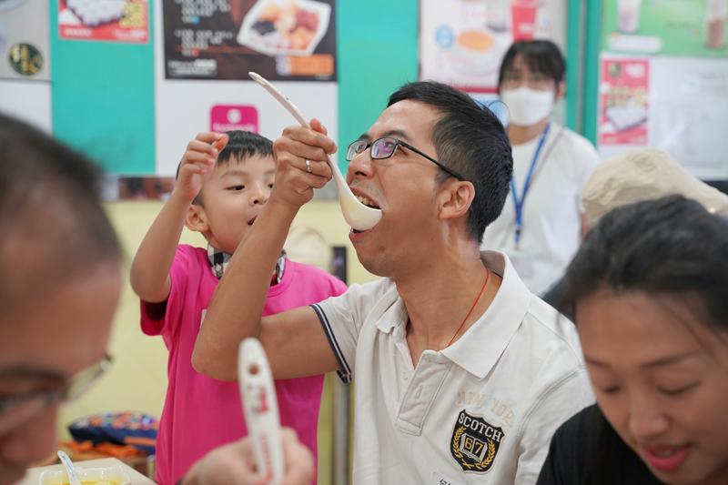  Parents used oversized eating utensils while dining to experience the daily difficulties children face.