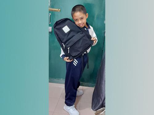  Purchasing school uniforms, leather shoes, and backpacks for children from low-income families, enabling them to start the new school year happily. 