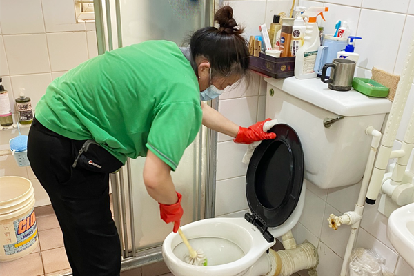  企業義工為獨居長者進行家居清潔。 